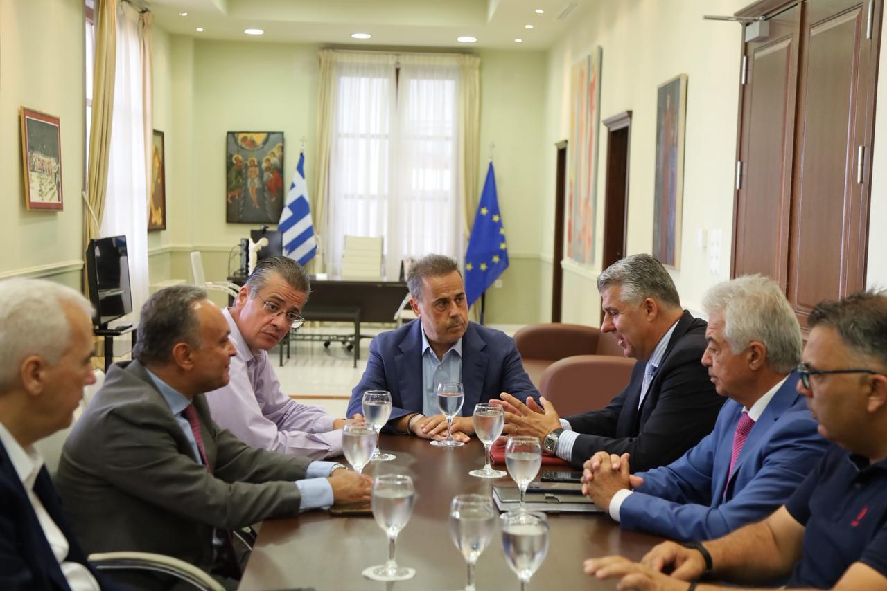 Ο υπουργός σε σύσκεψη στον Εβρο. Παραβρέθηκαν επίσης ο περιφερειάρχης Ανατολικής Μακεδονίας - Θράκης, Χριστόδουλου Τοψίδη, οι βουλευτές Έβρου, Χρήστος Δερμεντζόπουλος (υφυπουργός Ψηφιακής Πολιτικής), Σταύρος Κελέτσης και Τάσος Δημοσχάκης, οι δήμαρχοι Σουφλίου, Παναγιώτης Καλακίκος, και Σαμοθράκης, Αθανάσιος Βίτσας, καθώς και ο αντιδήμαρχος Καθημερινότητας και Τεχνικών Υπηρεσιών Αλεξανδρούπολης, Γιάννης Ναϊτίδης. Τις συζητήσεις πλαισίωσαν οι δασάρχες Αλεξανδρούπολης, Γιώργος Πιστόλας, και Σουφλίου, Γιάννα Δαγκάκη, ο πρόεδρος του τμήματος Δασολογίας του Δημοκριτείου Πανεπιστημίου, Γιώργος Τσαντόπουλος, ο διευθύνων σύμβουλος του ΟΦΥΠΕΚΑ, Κώστας Τριάντης, και η αναπληρώτρια προϊσταμένη Μονάδας Διαχείρισης Εθνικών Πάρκων Δέλτα και Δαδιάς, Σύλβια Ζακκάκ.