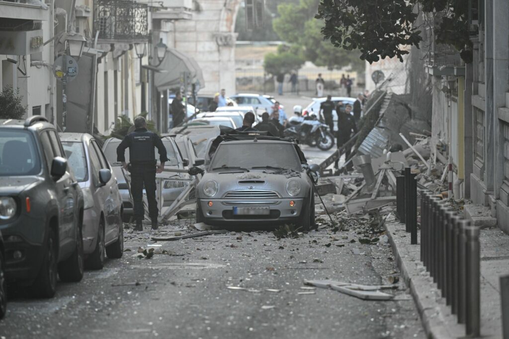 Έκρηξη στην οδό Λυσικράτους στην Πλάκα © Eurokinissi/ Αντώνης Νικολόπουλος