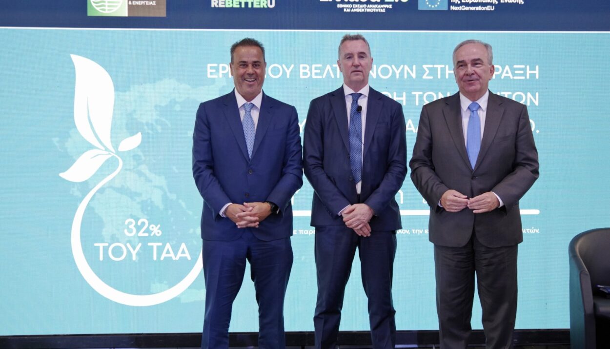 Ο υπουργός Περιβάλλοντος και Ενέργειας, Σταύρος Παπασταύρου, ο γενικός διευθυντής της DG Reform, Ντέκλαν Κοστέλο, και ο αναπληρωτής υπουργός Εθνικής Οικονομίας και Οικονομικών, Νίκος Παπαθανάσης. © Energygame .gr