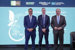 Ο υπουργός Περιβάλλοντος και Ενέργειας, Σταύρος Παπασταύρου, ο γενικός διευθυντής της DG Reform, Ντέκλαν Κοστέλο, και ο αναπληρωτής υπουργός Εθνικής Οικονομίας και Οικονομικών, Νίκος Παπαθανάσης. © Energygame .gr