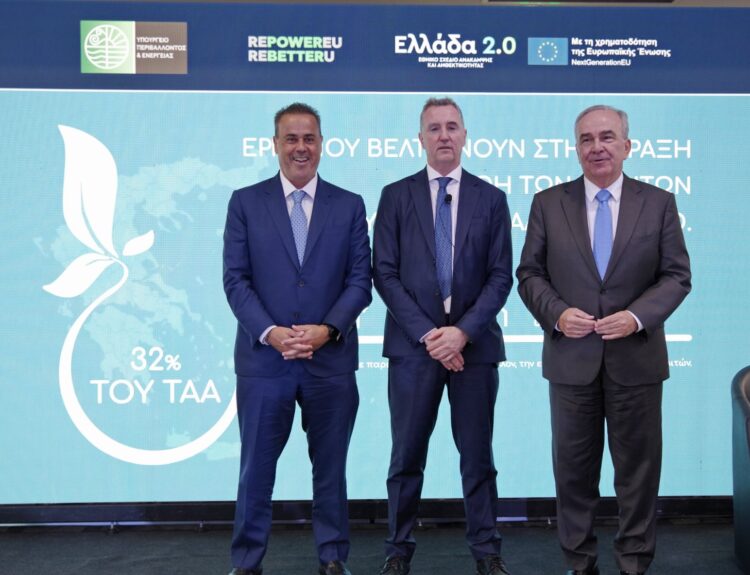 Ο υπουργός Περιβάλλοντος και Ενέργειας, Σταύρος Παπασταύρου, ο γενικός διευθυντής της DG Reform, Ντέκλαν Κοστέλο, και ο αναπληρωτής υπουργός Εθνικής Οικονομίας και Οικονομικών, Νίκος Παπαθανάσης. © Energygame .gr