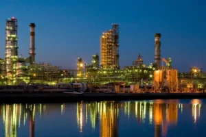Oι εγκαταστάσεις της Aramco στο διυλιστήριο-λιμάνι Yanbu της Σαουδικής Αραβίας