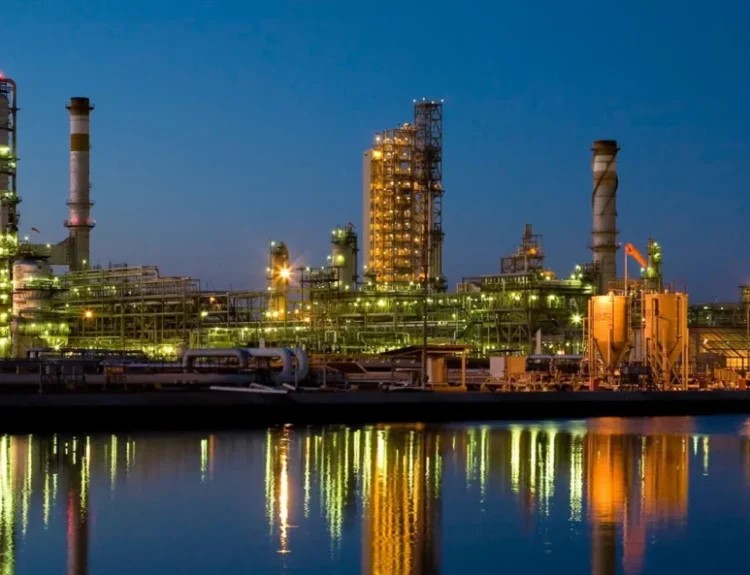 Oι εγκαταστάσεις της Aramco στο διυλιστήριο-λιμάνι Yanbu της Σαουδικής Αραβίας
