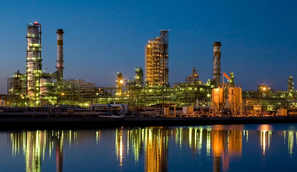 Oι εγκαταστάσεις της Aramco στο διυλιστήριο-λιμάνι Yanbu της Σαουδικής Αραβίας