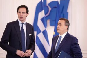 Ο Ευρωπαίος επίτροπος για το Κλίμα Βόπκε Χούκστρα και ο Σταύρος Παπασταύρου © ΥΠΕΝ