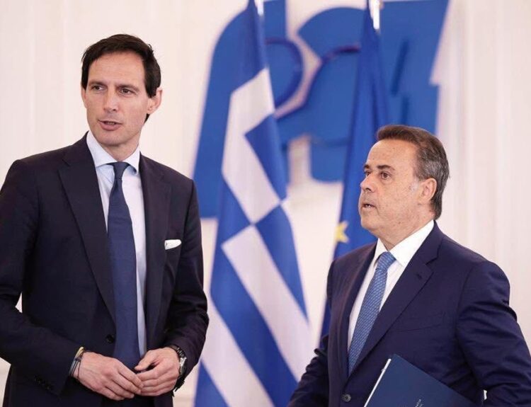 Ο Ευρωπαίος επίτροπος για το Κλίμα Βόπκε Χούκστρα και ο Σταύρος Παπασταύρου © ΥΠΕΝ