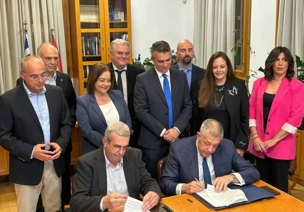 Υπογραφή της σύμβασης © Υπουργείο Υποδομών και Μεταφορών