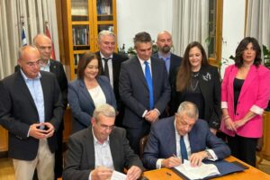 Υπογραφή της σύμβασης © Υπουργείο Υποδομών και Μεταφορών