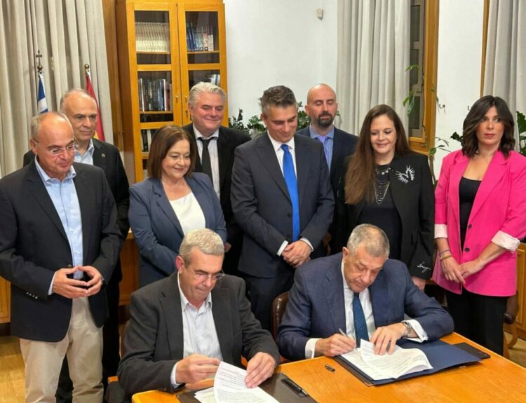 Υπογραφή της σύμβασης © Υπουργείο Υποδομών και Μεταφορών