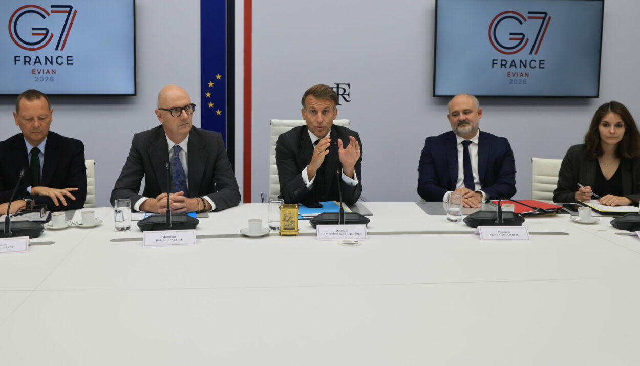 Ο Εμανουέλ Μακρόν με το υπουργικό συμβούλιο για συνδιάσκεψη της G7 © ΑΠΕ