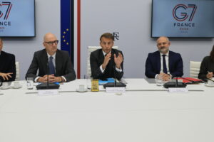 Ο Εμανουέλ Μακρόν με το υπουργικό συμβούλιο για συνδιάσκεψη της G7 © ΑΠΕ