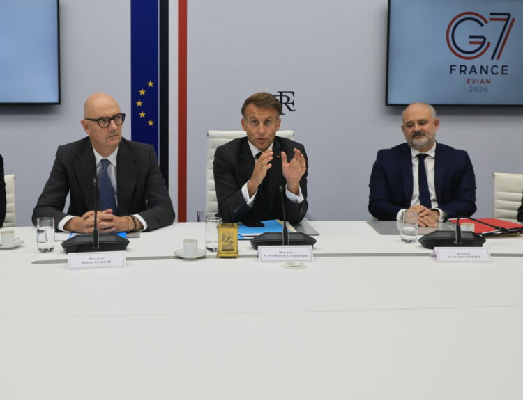 Ο Εμανουέλ Μακρόν με το υπουργικό συμβούλιο για συνδιάσκεψη της G7 © ΑΠΕ