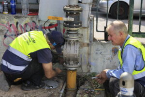 Ερευνες από ειδικό κλιμάκιο πραγματοποιήθηκαν στο σχολικό συγκρότημα της γκράβας, μετά την έντονη οσμή αερίου που προκάλεσε ανησυχία. οι αρμόδιες αρχές διερεύνησαν το περιστατικό, προκειμένου να εντοπιστεί η πιθανή πηγή της οσμής και να διαπιστωθεί εάν υπήρχε κίνδυνος για μαθητές, εκπαιδευτικούς και εργαζομένους.