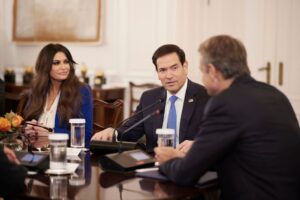 O υπουργός Εξωτερικών των ΗΠΑ, Μάρκο Ρούμπιο, πρέσβειρα των ΗΠΑ, Γκίλφοιλ και ο Κυριάκος Μητσοτάκης © Μέγαρο Μαξίμου