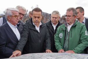 Τον Δήμο Μεγαρέων επισκέφθηκε σήμερα ο Υπουργός Περιβάλλοντος και Ενέργειας, κ. Σταύρος Παπασταύρου, δύο εβδομάδες μετά την αυτοψία έργων στο Πόρτο Γερμενό του Δήμου Μάνδρας - Ειδυλλίας, προκειμένου να ενημερωθεί για τα αντιδιαβρωτικά και αντιπλημμυρικά έργα που βρίσκονται ήδη σε εξέλιξη για την προστασία και αποκατάσταση των δασικών εκτάσεων που επλήγησαν από την πυρκαγιά του φετινού καλοκαιριού © ΔΤ/ΥΠΕΝ