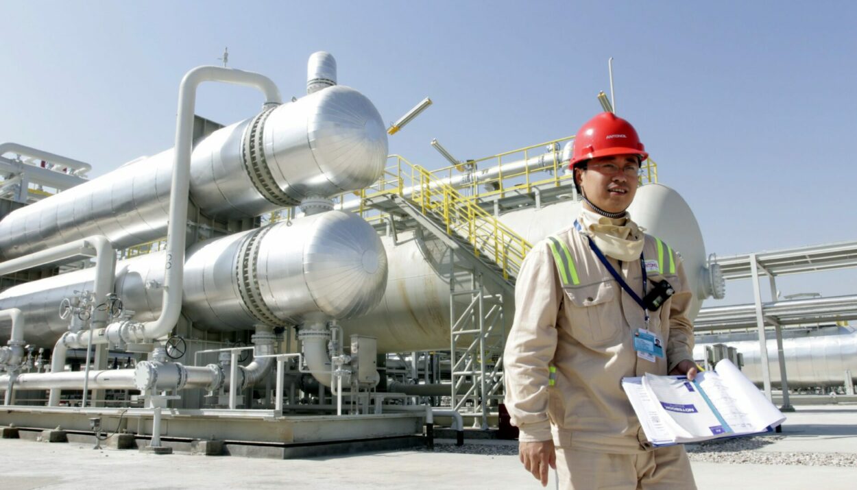 A Chinese oil worker stands at al-Halfaya refinery in Amara, © EPA/STR