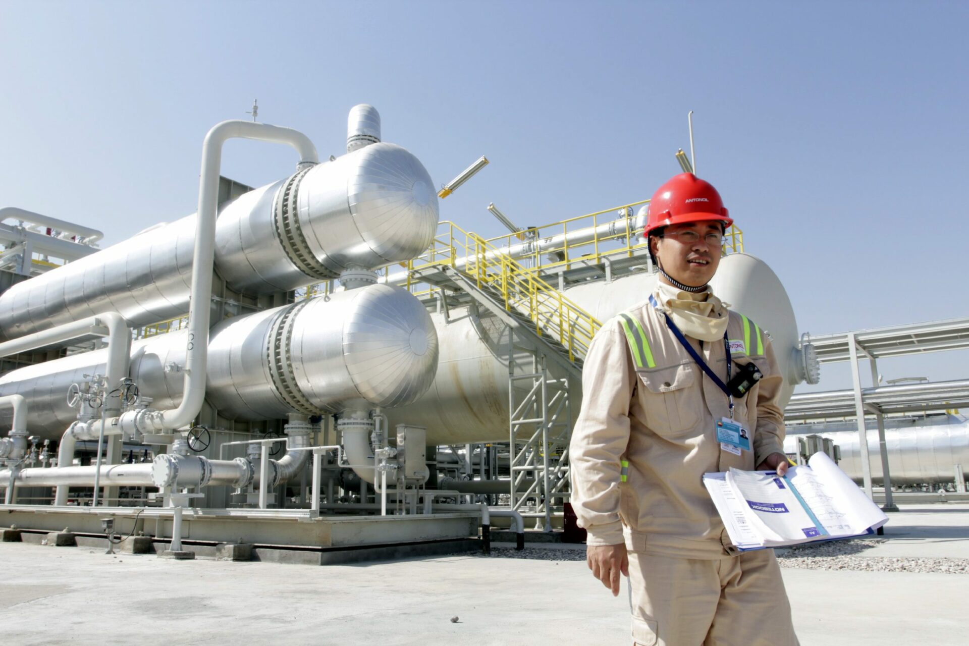 A Chinese oil worker stands at al-Halfaya refinery in Amara, © EPA/STR