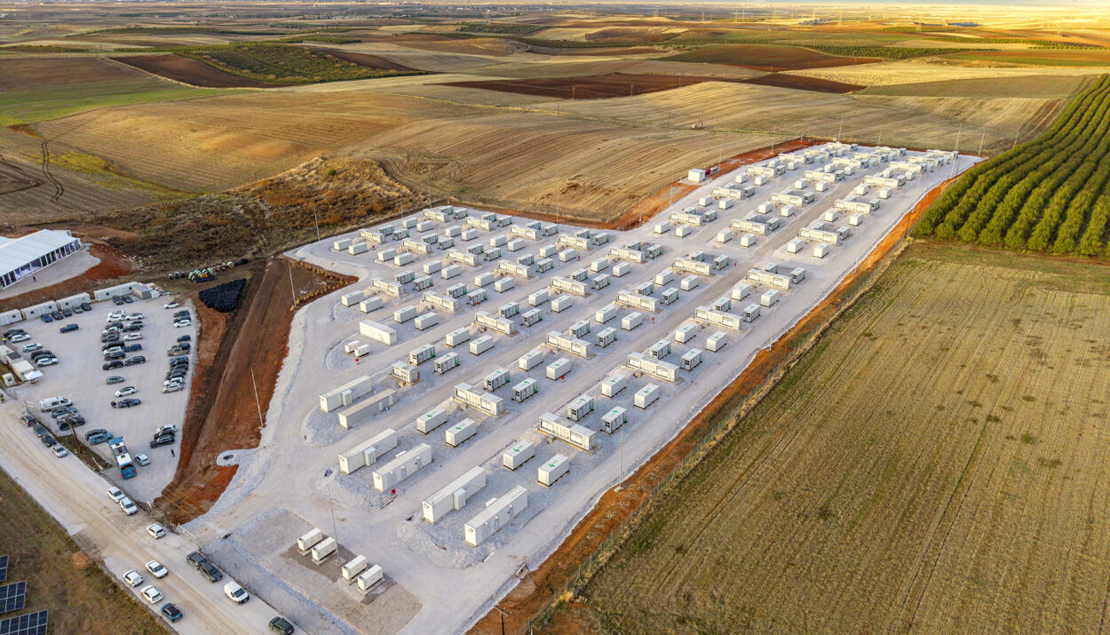 Η METLEN και ο Όμιλος Καράτζη εγκαινίασαν στη Θεσσαλία τη μεγαλύτερη αυτόνομη Μονάδα Αποθήκευσης Ηλεκτρικής Ενέργειας με Μπαταρίες (BESS) στην Ελλάδα © ΔΤ/Metlen Energy