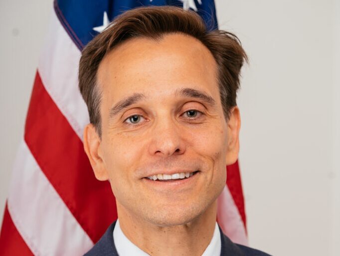 O Tζος Χακ © US Embassy.gov
