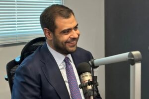 Ο Κυβερνητικός εκπρόσωπος Παύλος Μαρινάκης σε συνέντευξη του στα Παραπολιτικά 90,1 © Παραπολιτικά