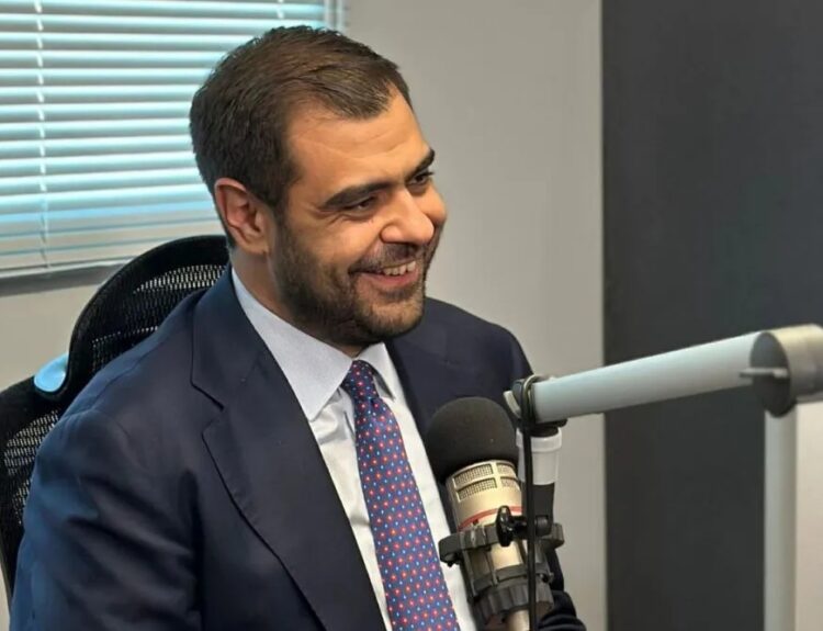 Ο Κυβερνητικός εκπρόσωπος Παύλος Μαρινάκης σε συνέντευξη του στα Παραπολιτικά 90,1 © Παραπολιτικά