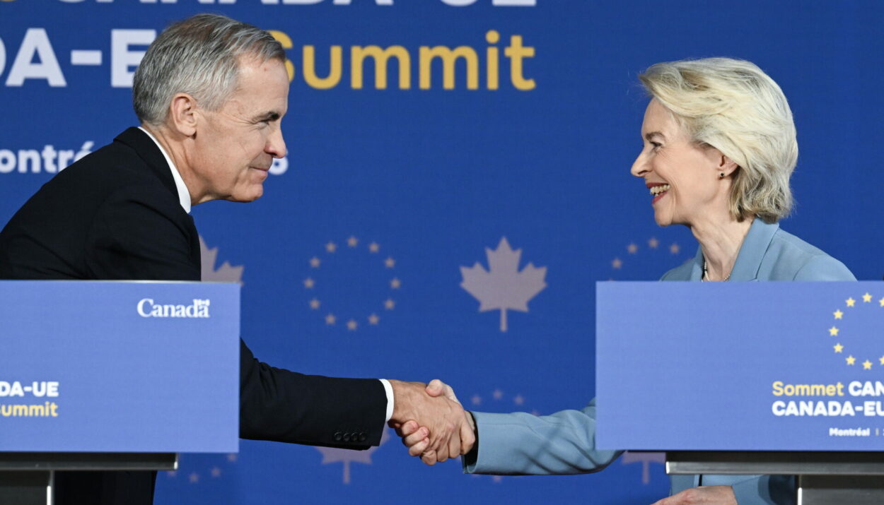 Canada's Prime Minister Mark Carney (L) shakes hands with European Commission President Ursula von der Leyen during the second day of the 21st EU-Canada Summit in Montreal, Canada, 30 October 2026 © ΑΠΕ