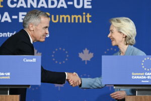 Canada's Prime Minister Mark Carney (L) shakes hands with European Commission President Ursula von der Leyen during the second day of the 21st EU-Canada Summit in Montreal, Canada, 30 October 2026 © ΑΠΕ