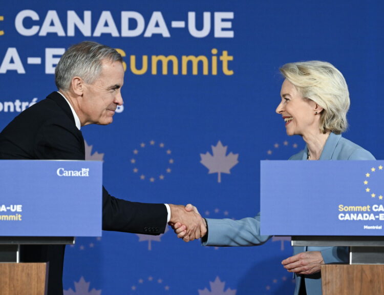 Canada's Prime Minister Mark Carney (L) shakes hands with European Commission President Ursula von der Leyen during the second day of the 21st EU-Canada Summit in Montreal, Canada, 30 October 2026 © ΑΠΕ
