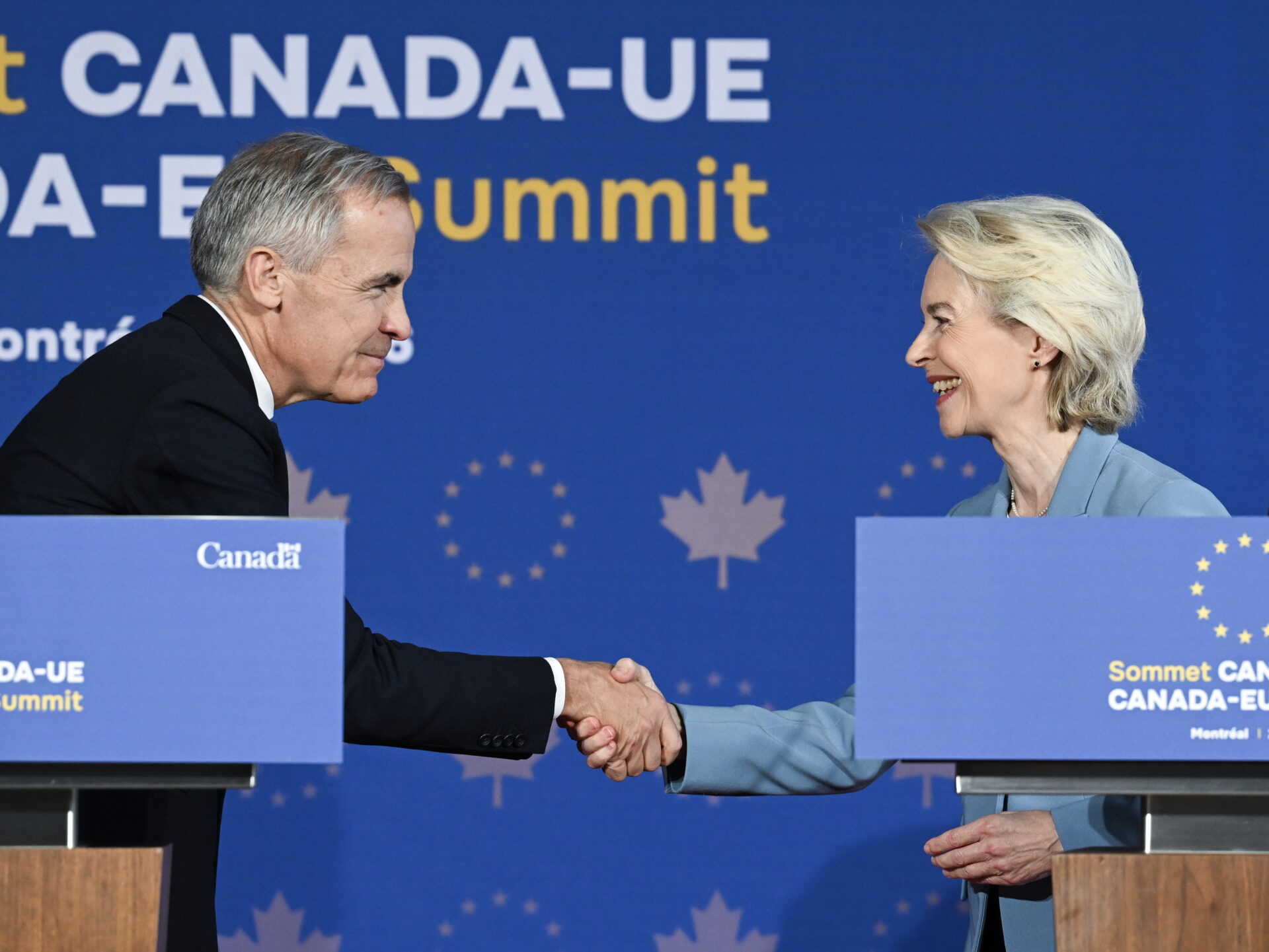 Canada's Prime Minister Mark Carney (L) shakes hands with European Commission President Ursula von der Leyen during the second day of the 21st EU-Canada Summit in Montreal, Canada, 30 October 2026 © ΑΠΕ