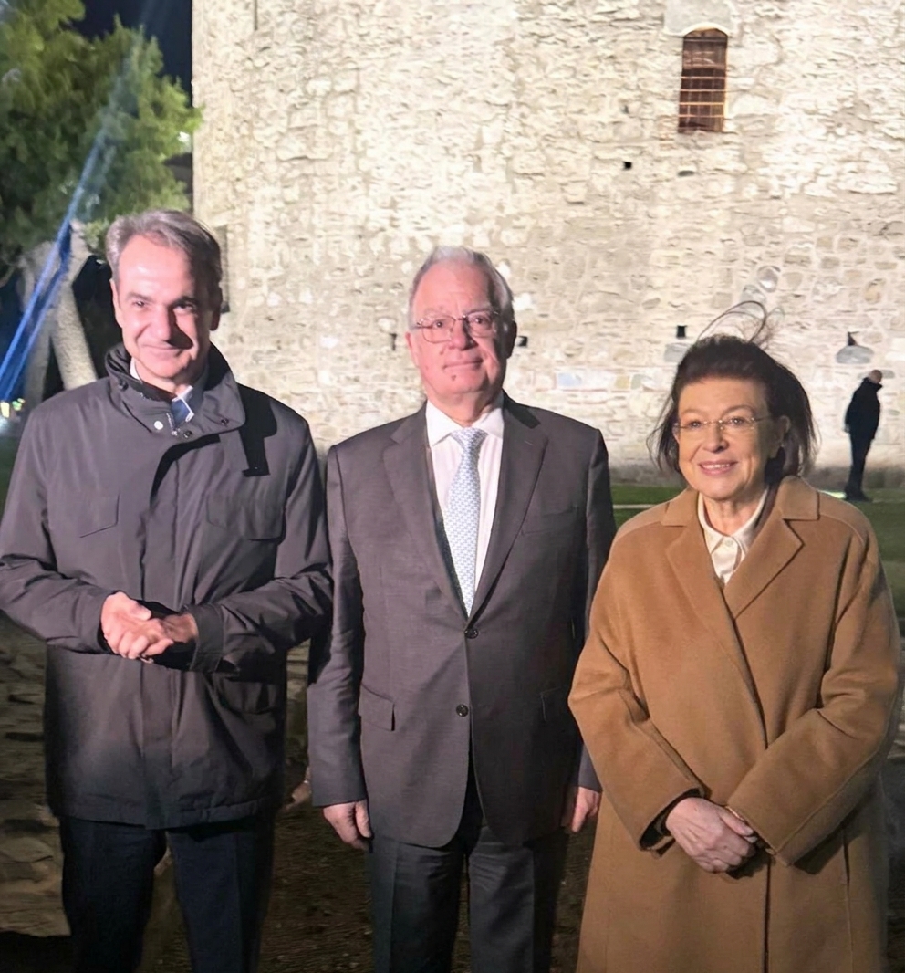 Ο Κωνσταντίνος Τασούλας, ο Κυριάκος Μητσοτάκης και η Λίνα Μενδώνη μπροστά στον φωτισμένο Λευκό Πύργο της Θεσσαλονίκης © ΔΤ Υπουργείου