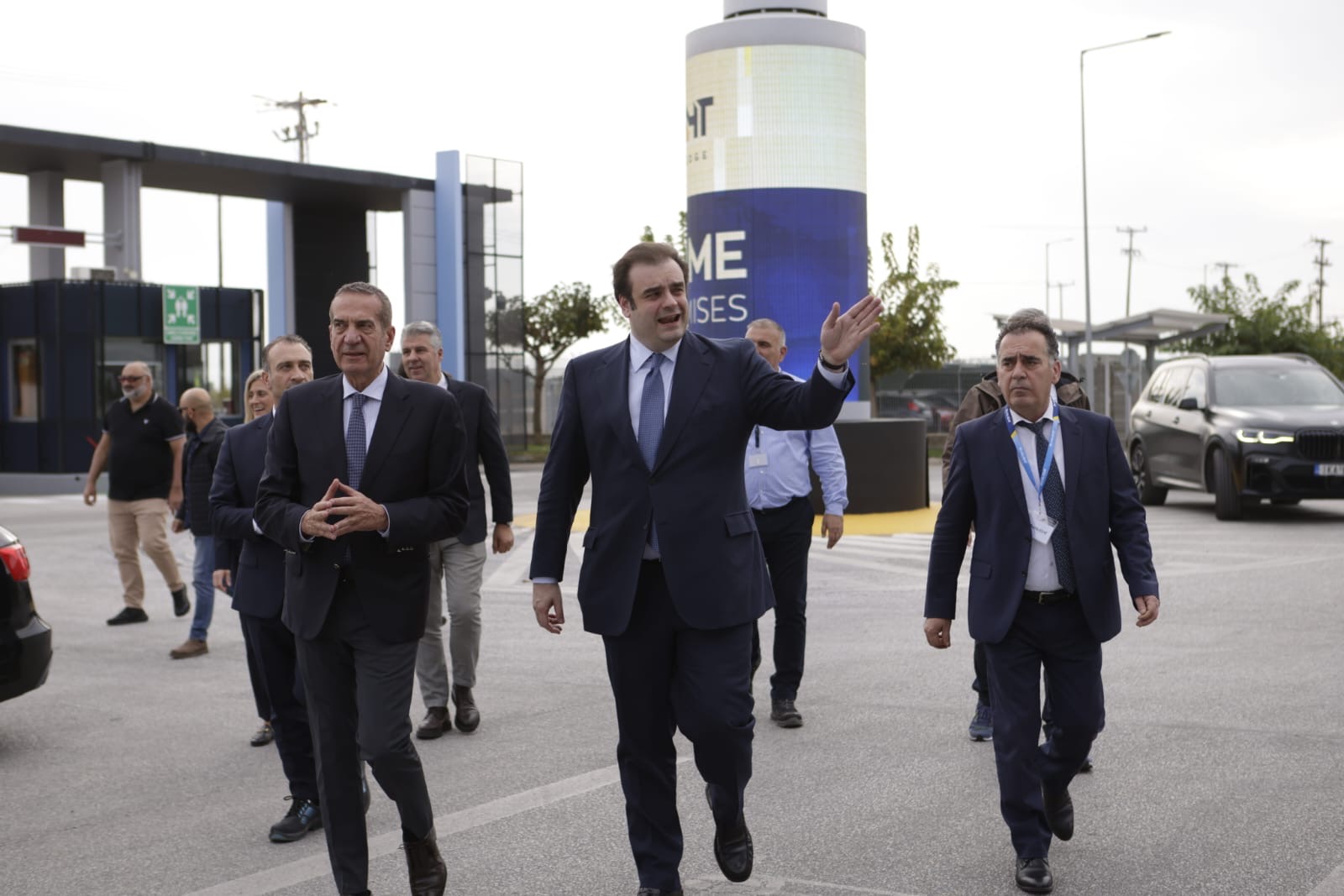 Από αριστερά προς τα δεξιά, ο Πρόεδρος Δ.Σ. του Ομίλου Olympia Ιωάννης Καραγιάννης, ο Υπουργός Εθνικής Οικονομίας και Οικονομικών Κυριάκος Πιερρακάκης και ο Βουλευτής Ξάνθης Σπύρος Τσιλιγγίρης.